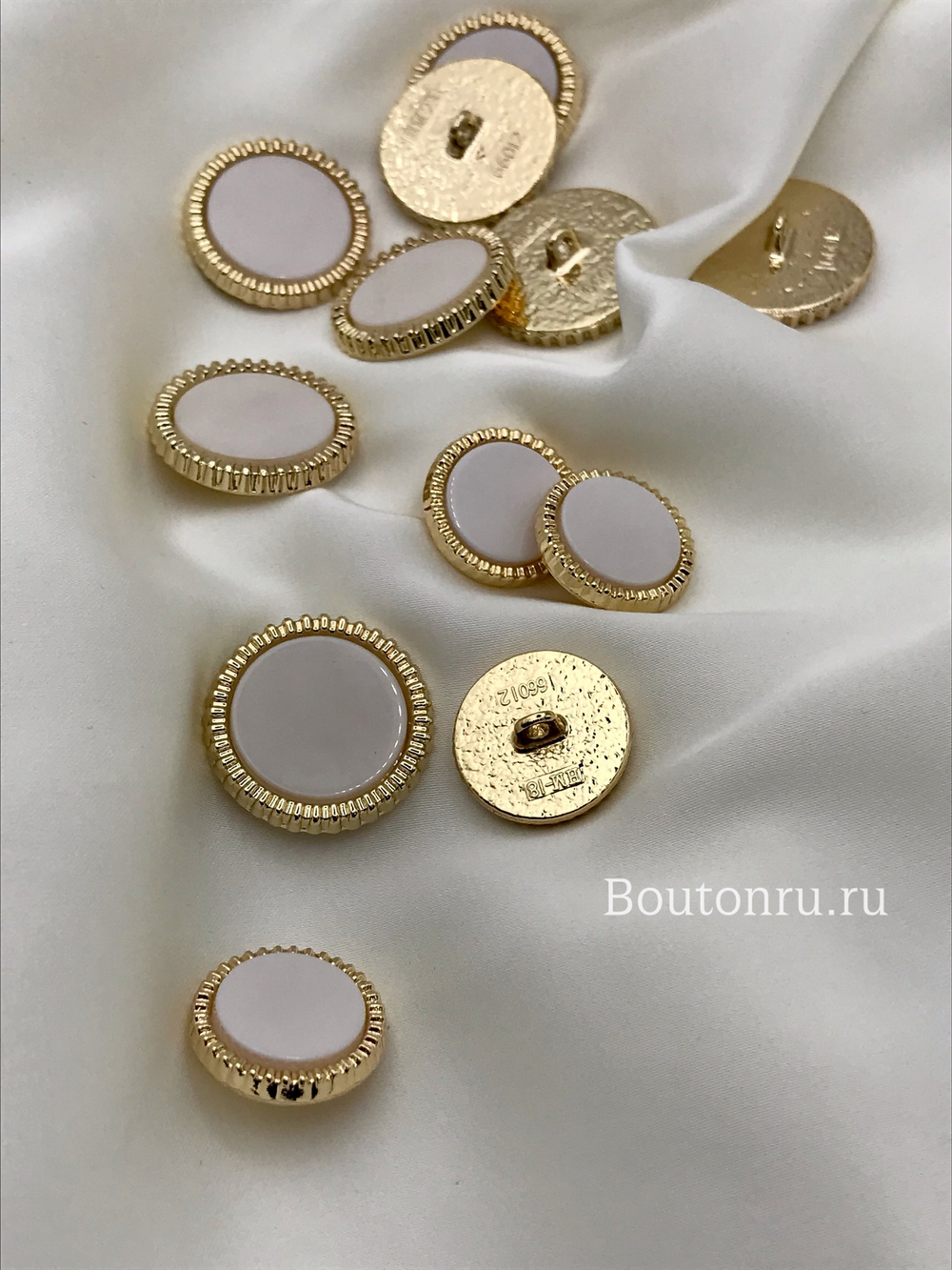 Пуговицы золотистые с белой серединкой
