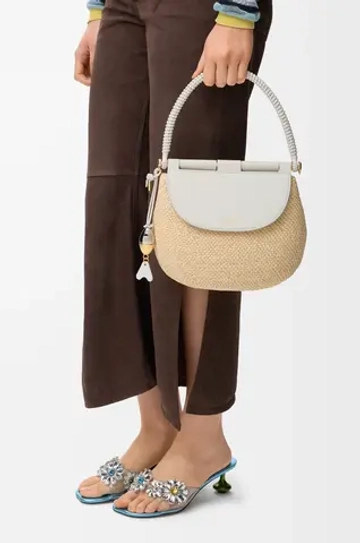 Loewe Средняя сумка Pescador из рафии и телячьей кожи, натуральный/белый