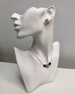 Комплект Swarovski из серег-пусетов и колье с клеверами, украшенными кристаллами