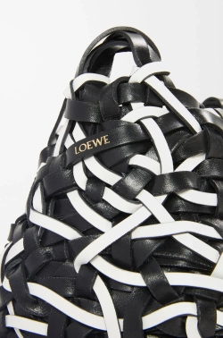 Loewe Маленькая сумка Nest Basket из телячьей кожи, черный/белый