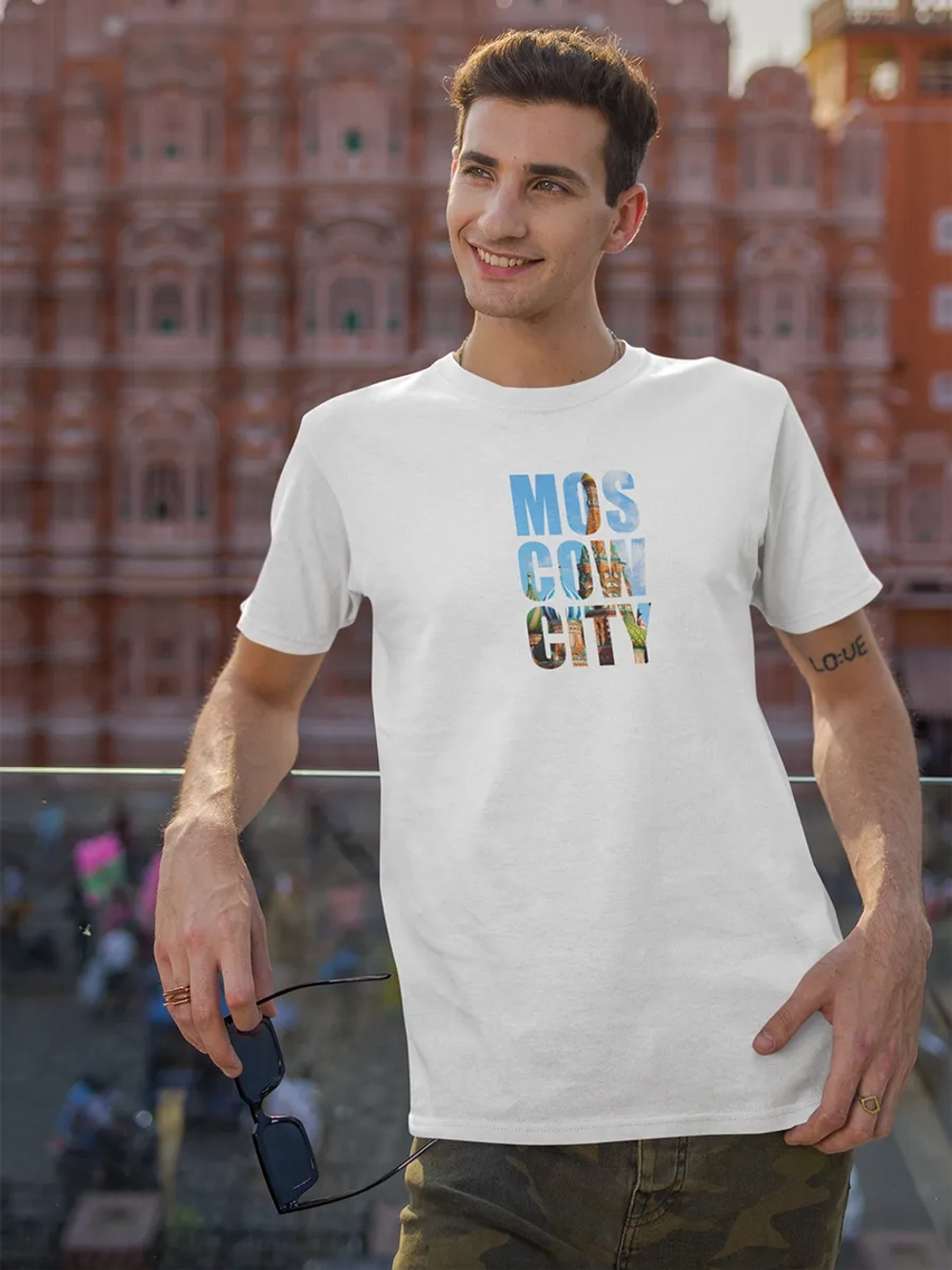 Футболка с надписью MOSCOW