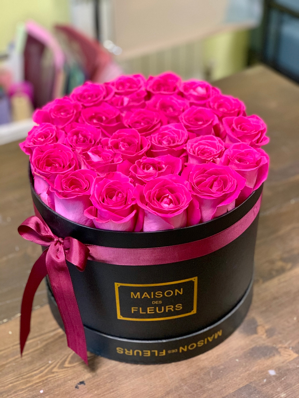Розовые розы в черной подарочной коробке "Maison des Fleurs"