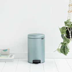 Ведро Brabantia NewIcon 12л мятный металлик в интерьере возле стены
