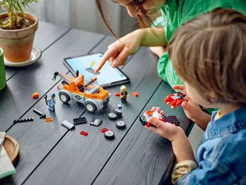 Конструктор LEGO City 60435 Городской эвакуатор и ремонт спортивных автомобилей