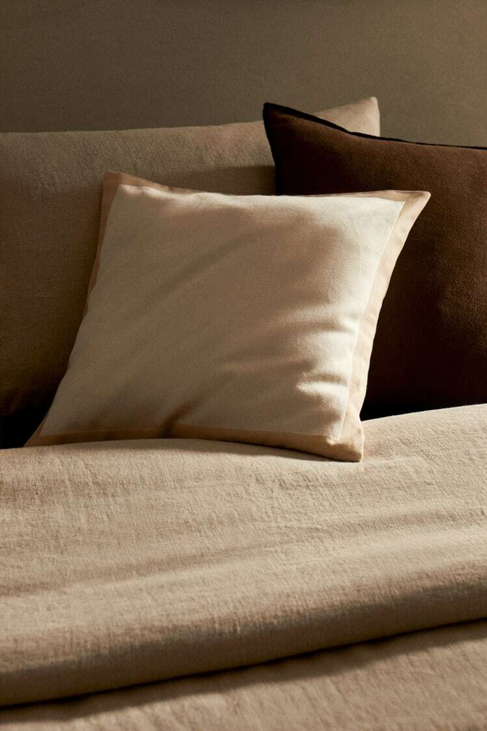 ZARA HOME ЧЕХОЛ ДЛЯ ДЕКОРАТИВНОЙ ПОДУШКИ С КОНТРАСТНОЙ КАЙМОЙ, КРЕМОВЫЙ