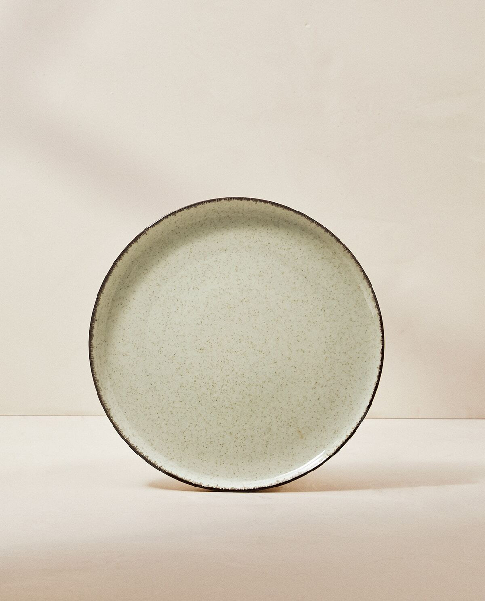 ZARA HOME ФАРФОРОВАЯ ОБЕДЕННАЯ ТАРЕЛКА С ОБОДКОМ ПОД СТАРИНУ, ЗЕЛЕНЫЙ