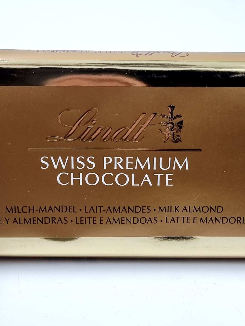 Шоколад Lindt Swiss Premium Milk Chocolate молочный с миндалем 300 г (Швейцария)