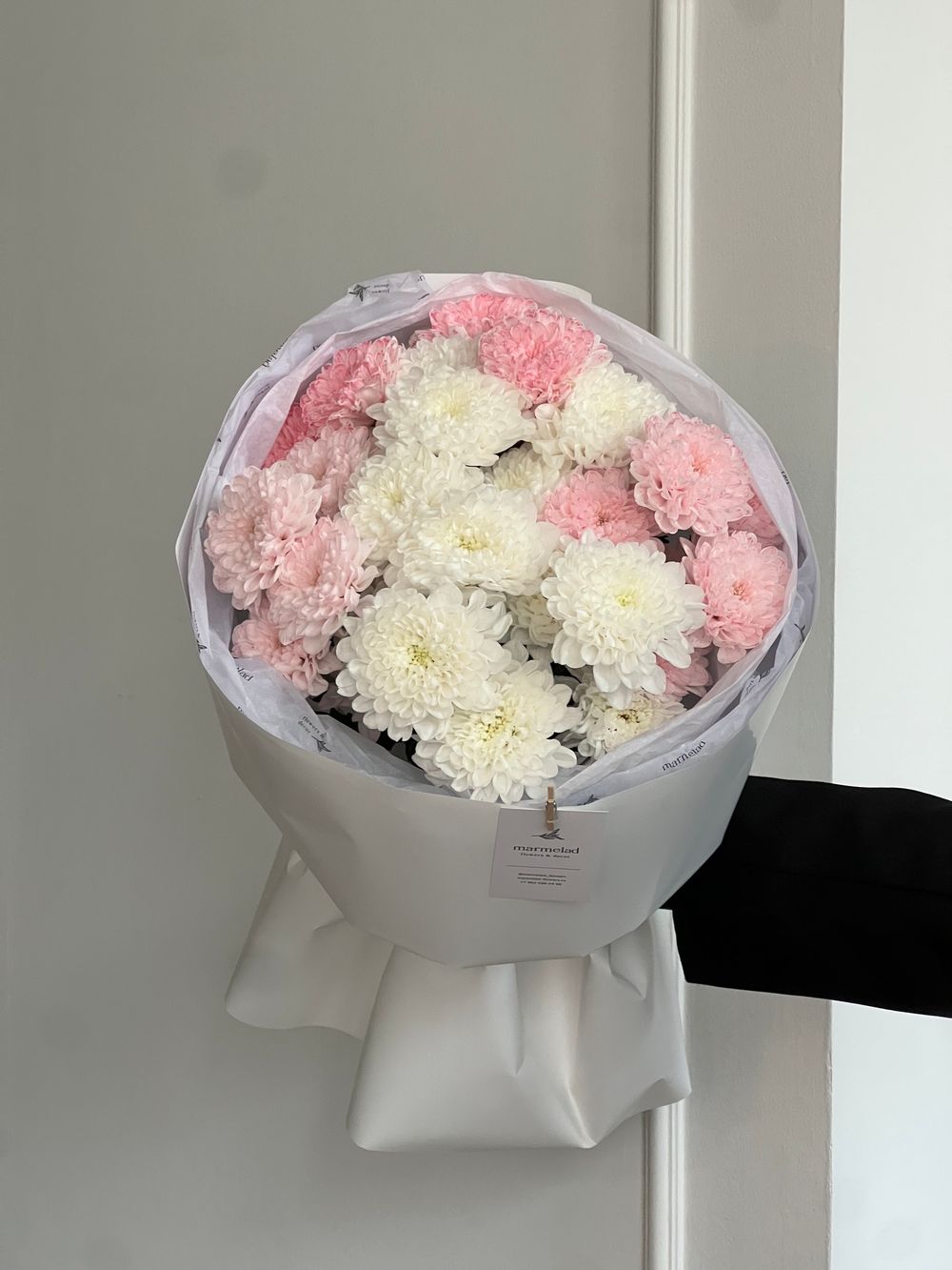 Букет из хризантемы в розовом и белом оттенках