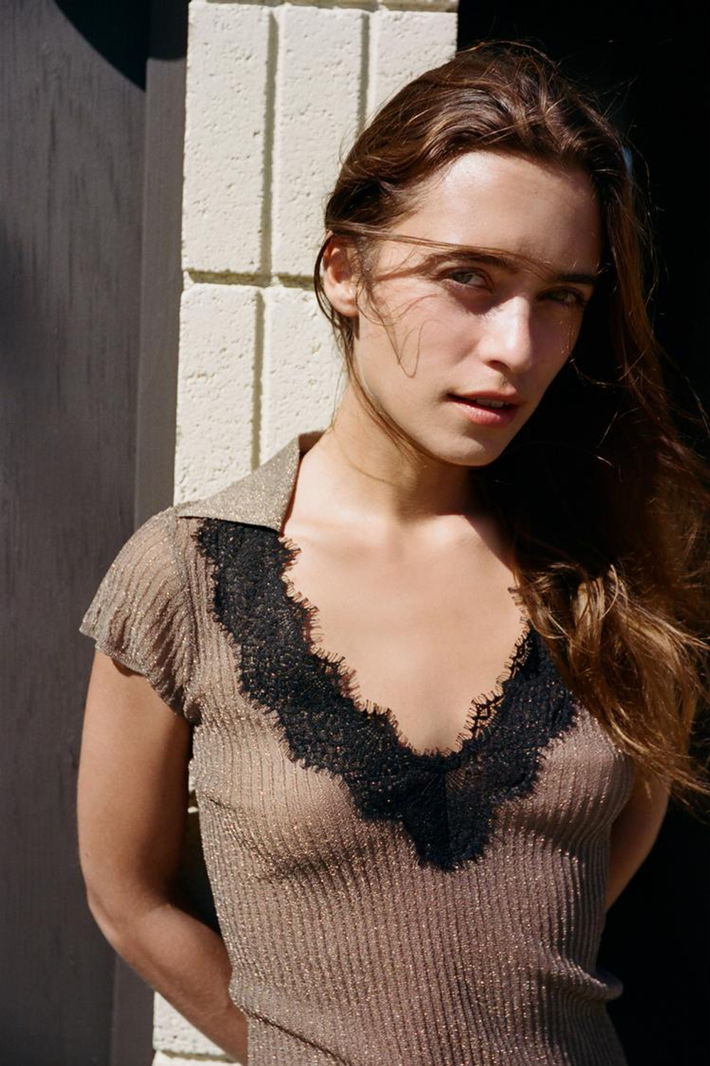 ZARA ТОП ИЗ ТРИКОТАЖА С КРУЖЕВОМ И БЛЕСТЯЩЕЙ НИТЬЮ, ЗОЛОТИСТЫЙ
