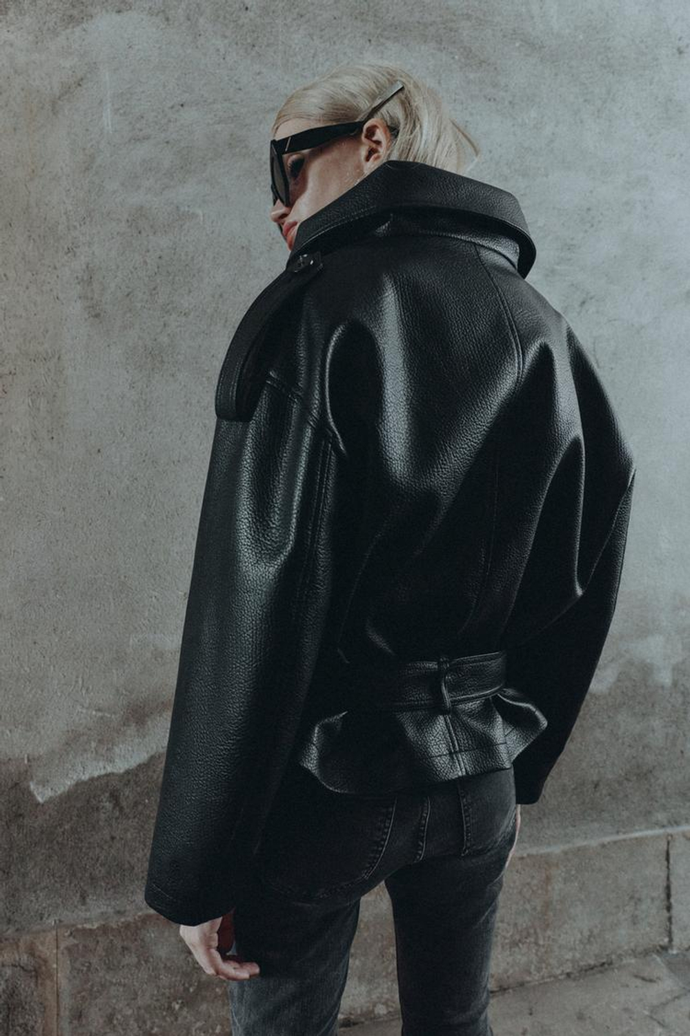 ZARA КУРТКА ИЗ ИСКУССТВЕННОЙ КОЖИ С РЕМНЕМ, ЧЕРНЫЙ