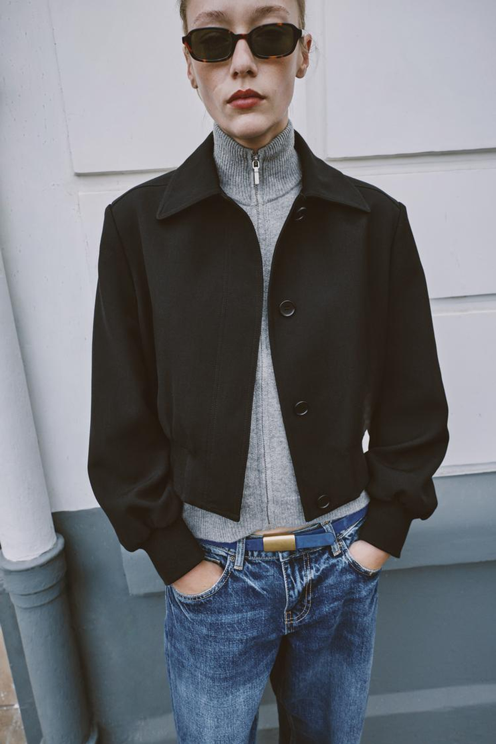 ZARA КОРОТКАЯ КУРТКА С ПОДПЛЕЧНИКАМИ, ЧЕРНЫЙ