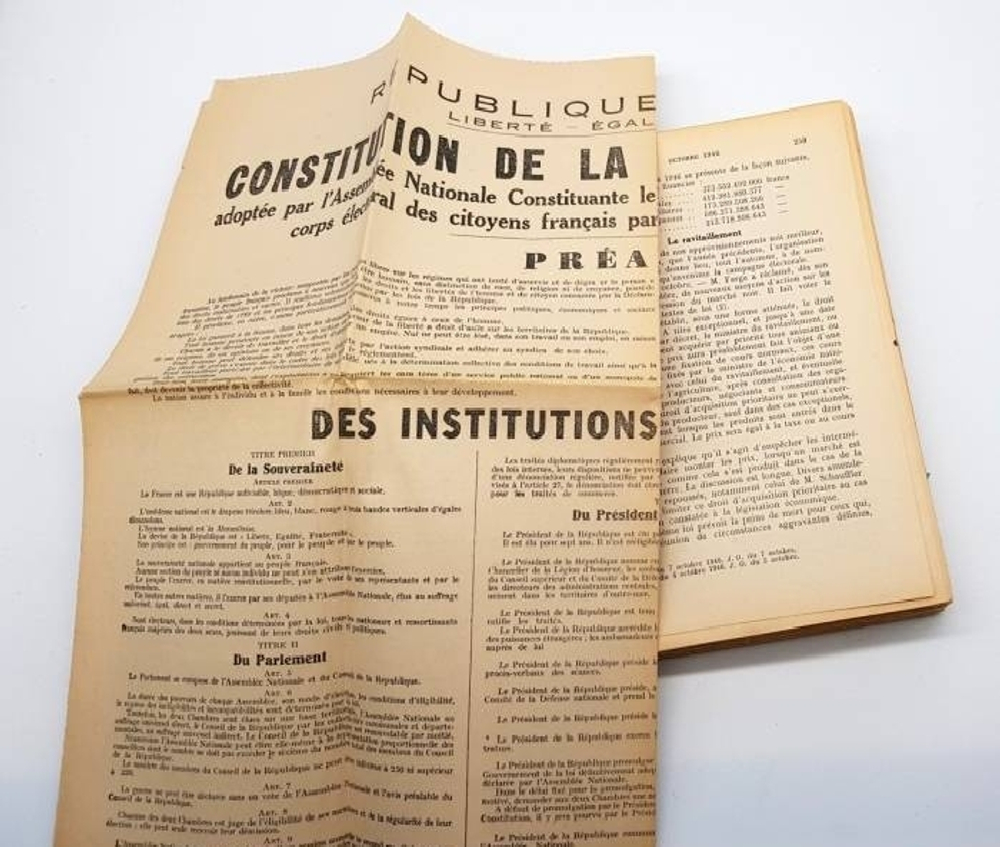 "Lanne politique, economique, sociale et diplomatique en France (Политический, экономический, социальный и дипломатический год во Франции)". 1947г.