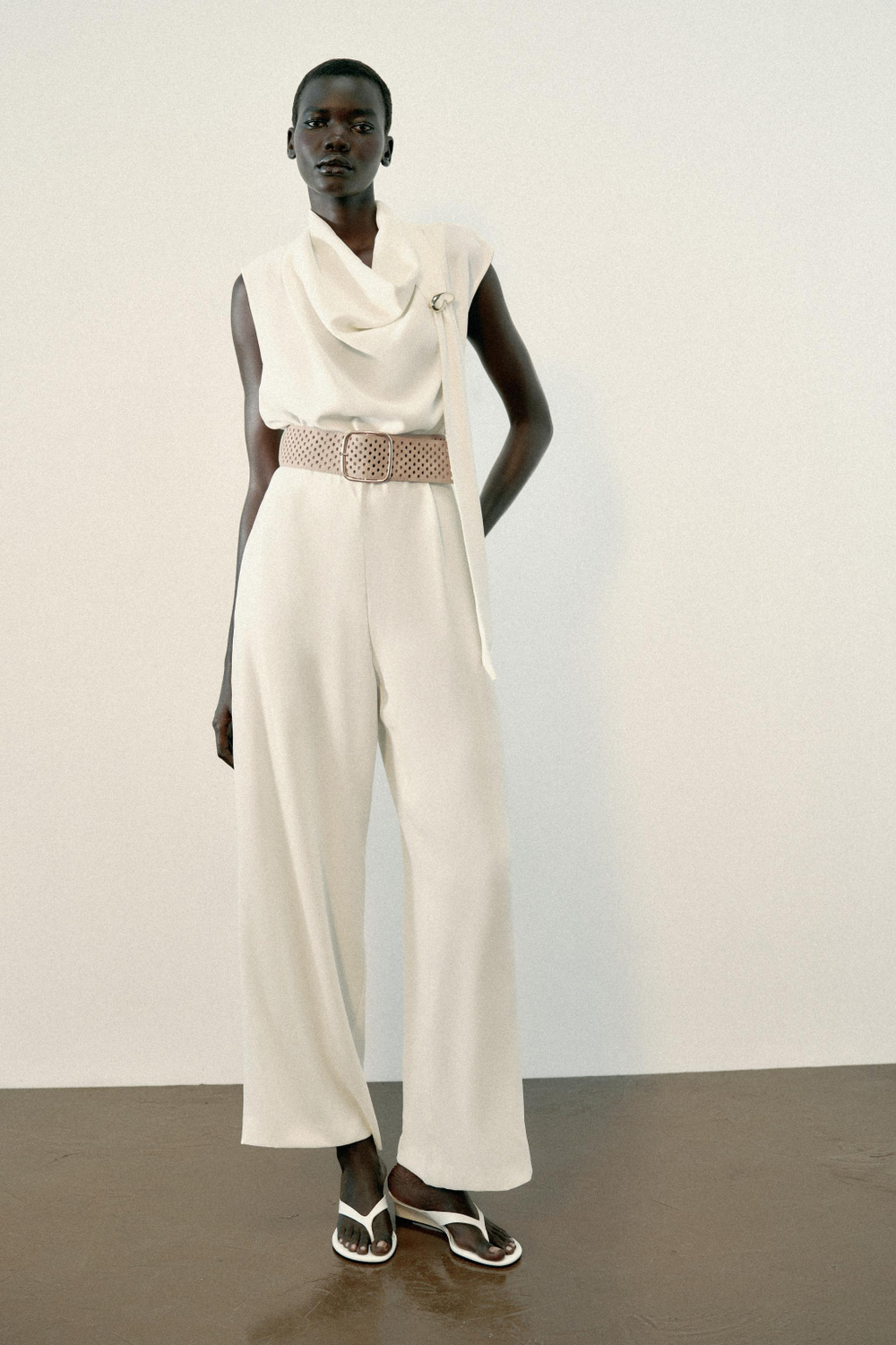 КОМБИНЕЗОН С ПОЯСОМ И ЗОЛОТИСТОЙ ФУРНИТУРОЙ — ZARA