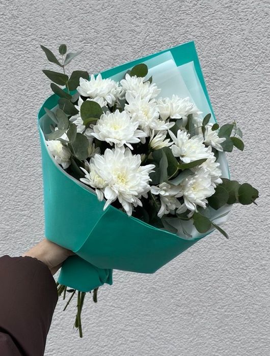 Букет из кустовой хризантемы Алтай с эвкалиптом