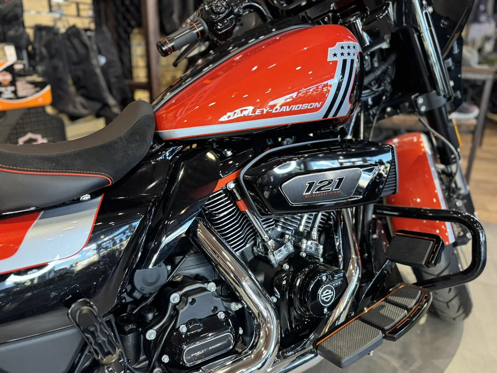 Harley-Davidson CVO Street Glide (Legendary Orange)