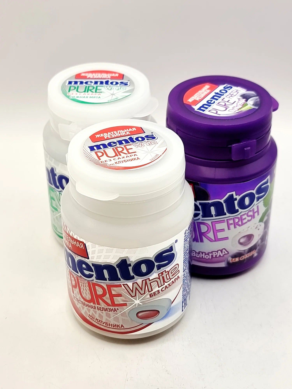 Mentos MIX жевательная резинка Pure fresh Виноград, Pure white нежная мята , Клубника (54х3) 162 г