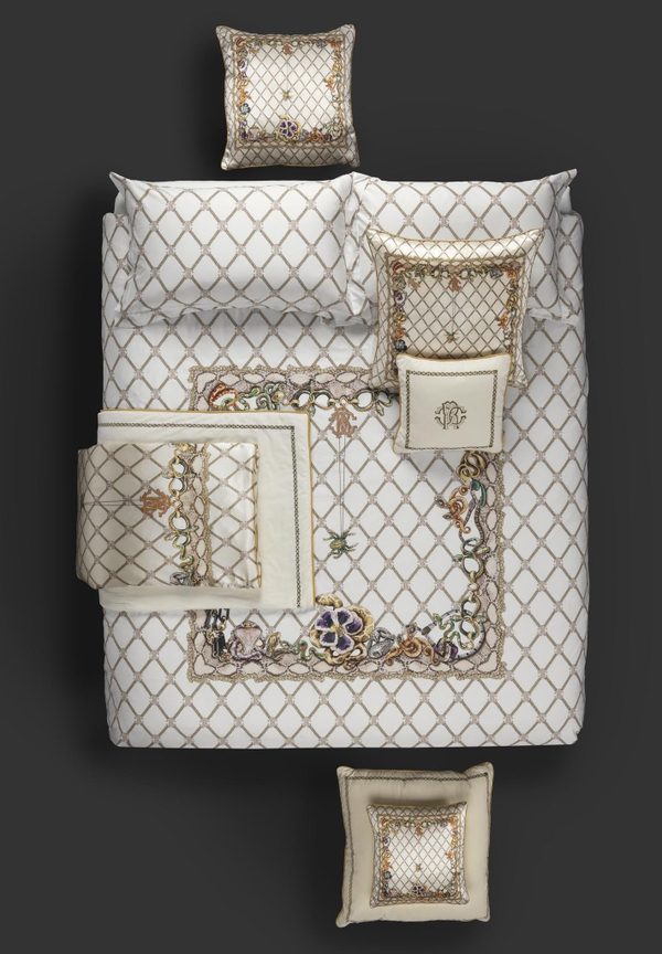 Покрывало стеганое 260x270 Roberto Cavalli Spider белое с цветочным орнаментом