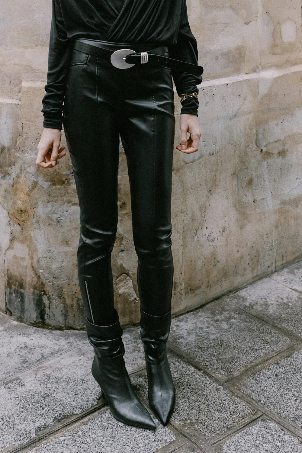 ZARA БРЮКИ ИЗ ИСКУССТВЕННОЙ КОЖИ НА МОЛНИЯХ, ЧЕРНЫЙ