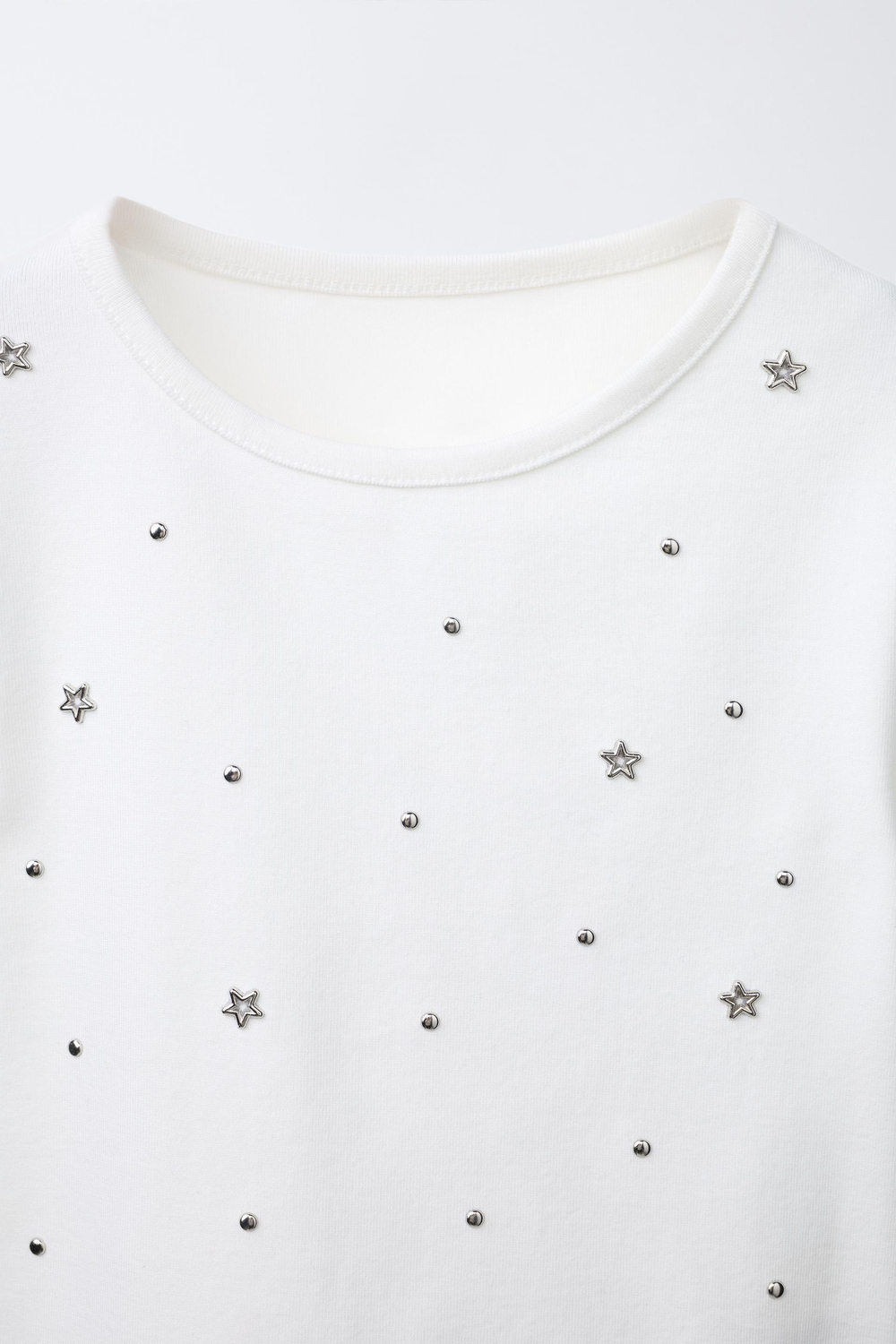 ZARA ФУТБОЛКА С ЗАКЛЕПКАМИ, БЕЛЫЙ
