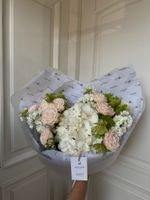 Букет сборный из гортензии, кустовых пионовидных роз, хелеборуса и маттиолы