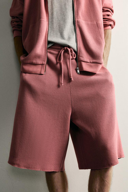ZARA ШОРТЫ ИЗ ХЛОПКА С ВАФЕЛЬНОЙ ФАКТУРОЙ И ЭФФЕКТОМ ПОТЕРТОСТИ, РОЗОВАТЫЙ