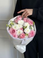 Букет сборный из хризантемы, одноголовой пионовидной розы и оксипеталума