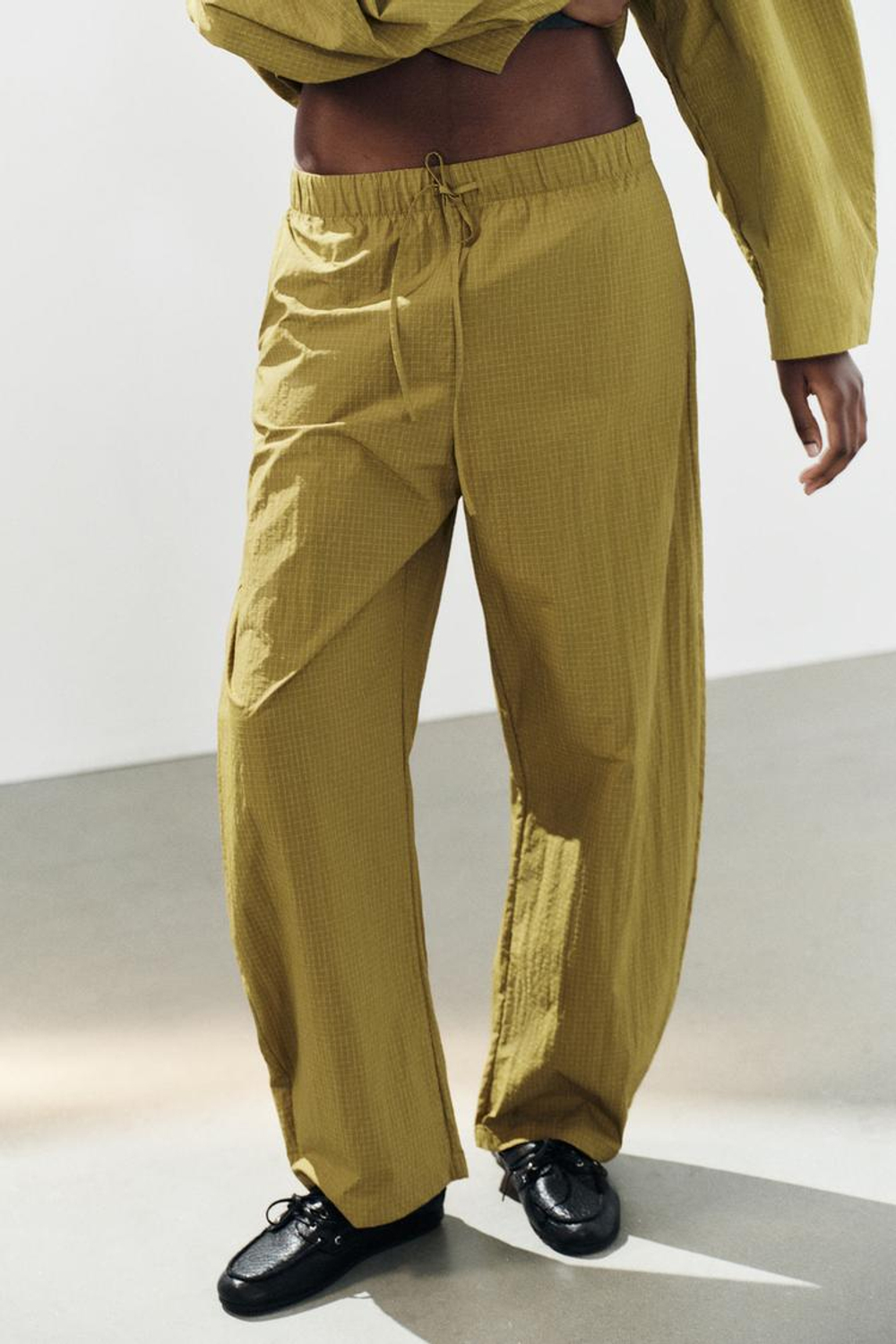 ZARA БРЮКИ BALLOON ИЗ ТЕХНИЧНОЙ ТКАНИ, ГОРЧИЧНЫЙ