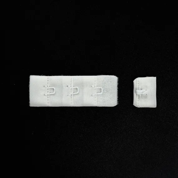 Застежка с крючками молочная 1 ряд (цв. 004), 19*55 мм