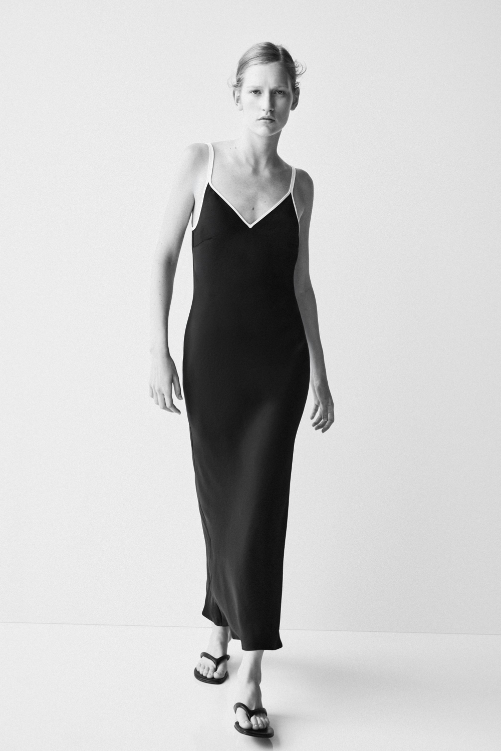 ZARA АТЛАСНОЕ ПЛАТЬЕ МИДИ С КОНТРАСТНОЙ ОТДЕЛКОЙ, ЧЕРНЫЙ