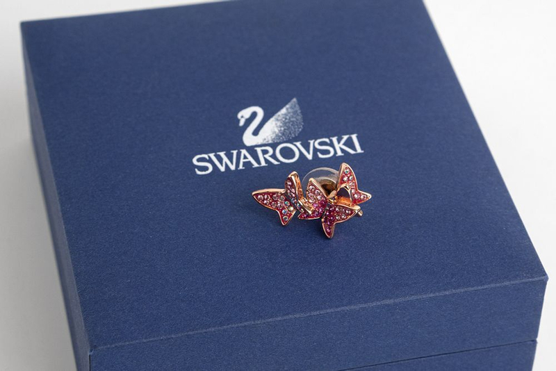 Комплект из трех ассиметричных серег Swarovski на пусетах с бабочками