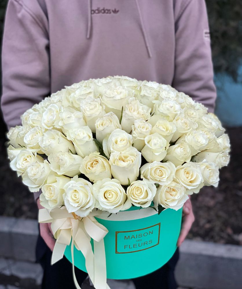 Композиция из белых роз в подарочной коробке "Maison des Fleurs &amp; Tiffany"