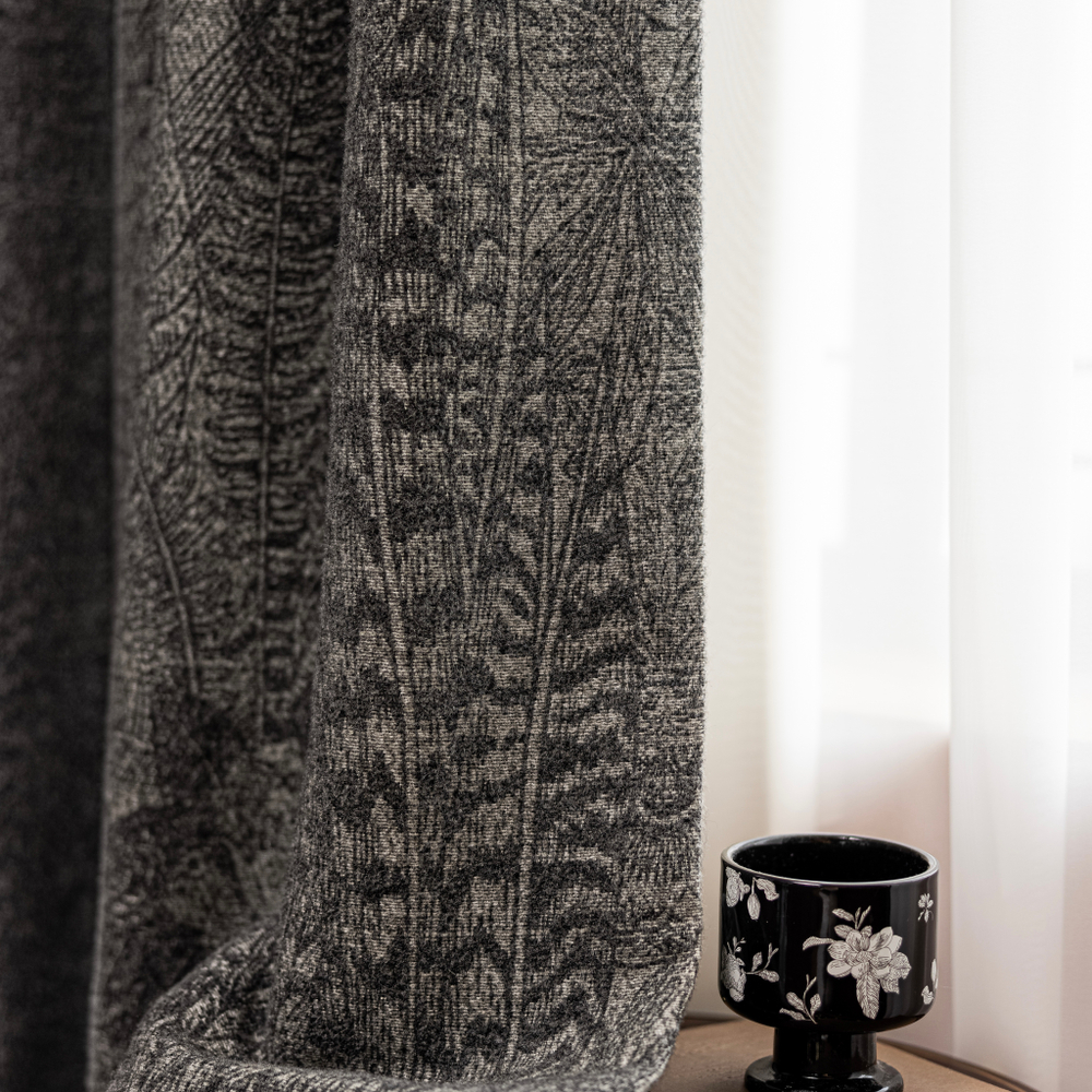 Шерстяная портьерная ткань «Graphite Tweed» — натуральная шерсть с вертикальным меланжевым рисунком для штор от пола до потолка
