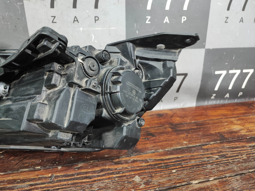Фара правая LED Kia Carnival 4 (KA4) 20-нв Б/У Оригинал 92102R0000