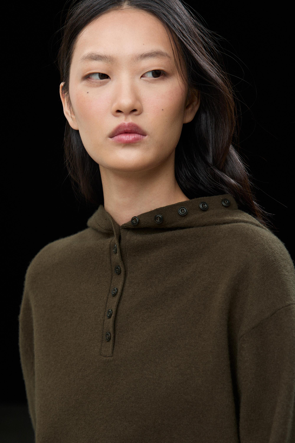 Massimo Dutti Трикотажный свитер с капюшоном и пуговицами, хаки
