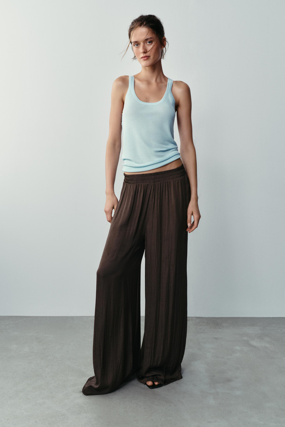 ШИРОКИЕ СТРУЯЩИЕСЯ БРЮКИ — ZARA