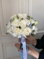 Свадебный букет из одноголовых роз, диантусов, оксипеталума и эвкалипта