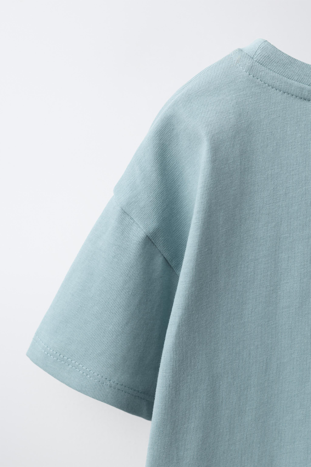 ZARA ОДНОТОННАЯ ФУТБОЛКА С ВЫШИВКОЙ «СЕРДЦЕ», СИНЕВАТЫЙ