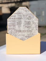 Картонная коробка для цветов в форме конверта . Цвет:Персик  .Розница 400 рублей .