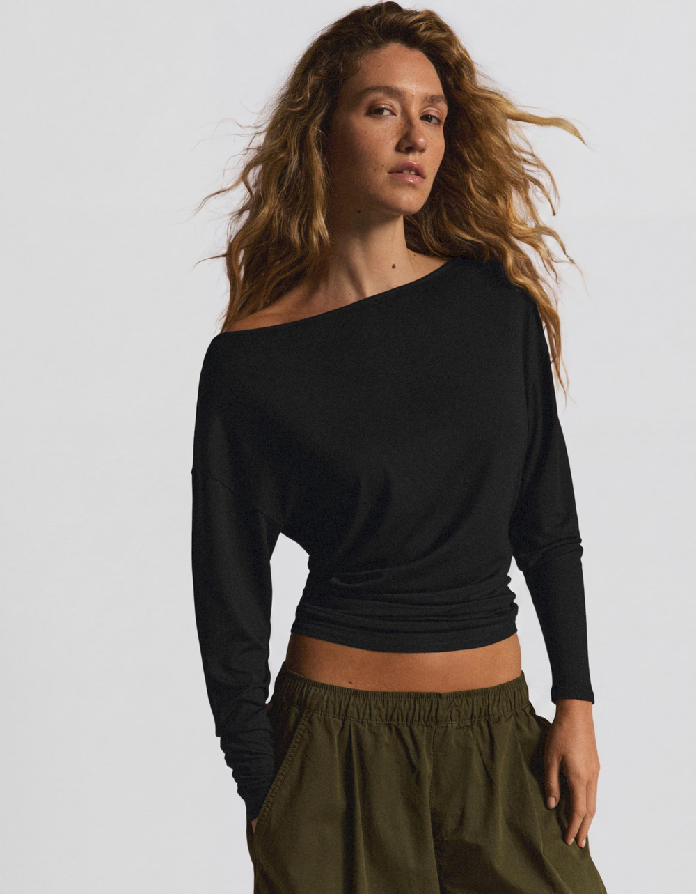 Женский лонгслив с асимметричным вырезом - BERSHKA