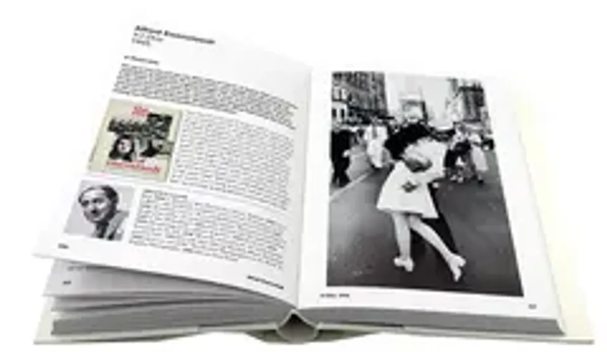 Артбук Photo Icons. 50 Landmark Photographs and Their Stories ( на английском языке)