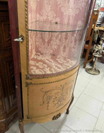 Угловая старинная витрина
