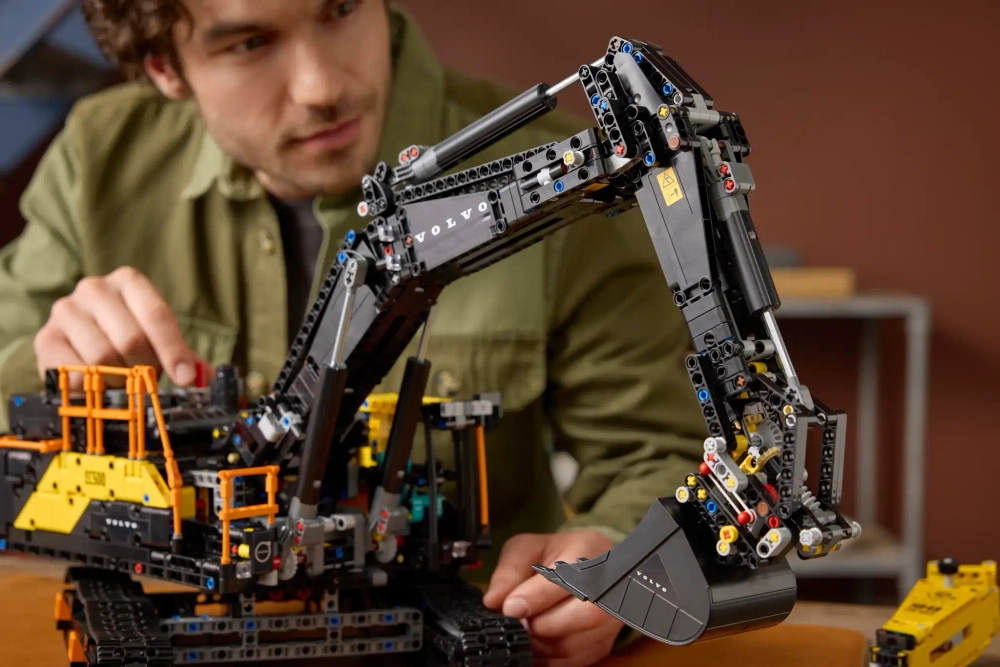Конструктор LEGO Technic 42215 Гибридный экскаватор Volvo EC500