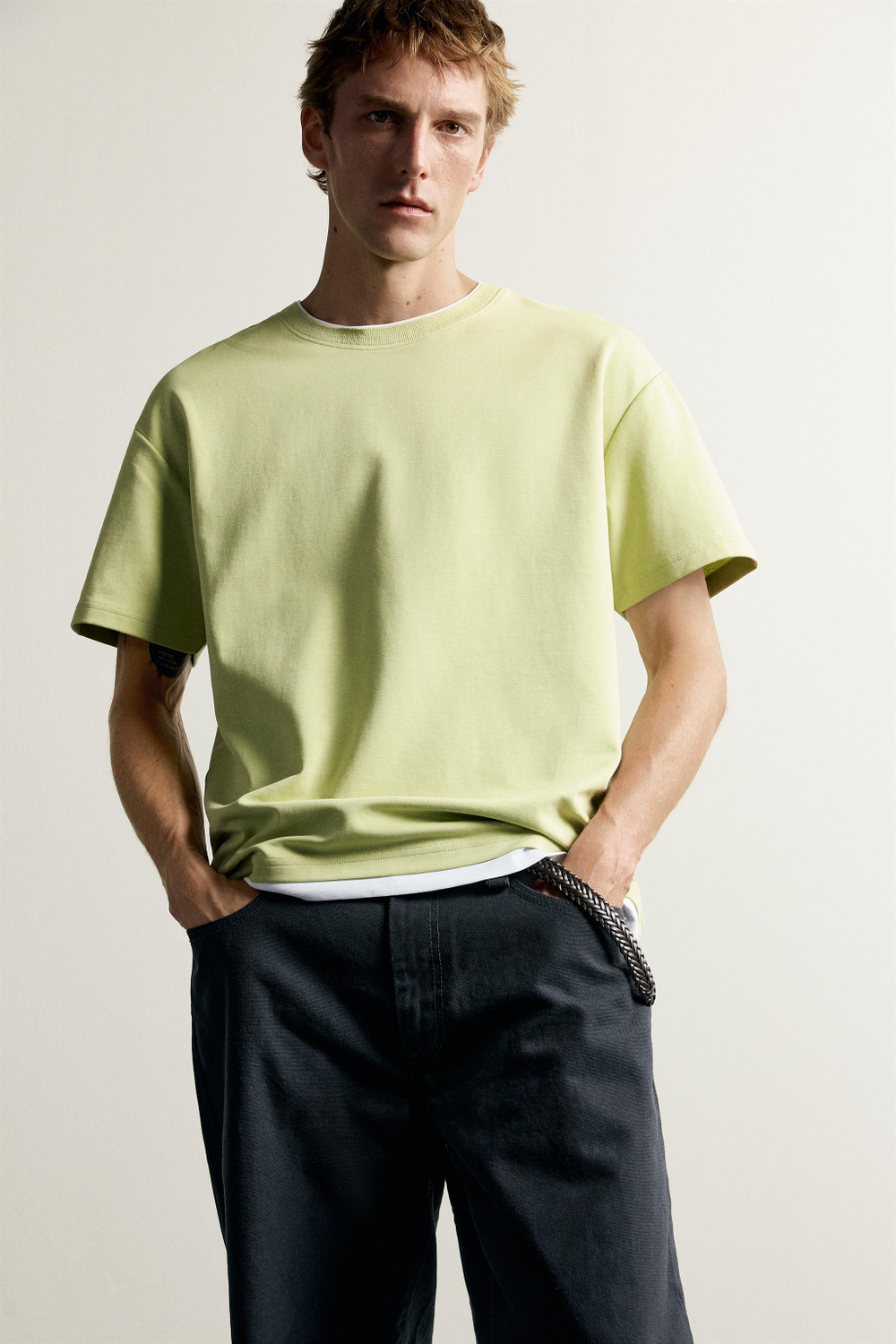 ФУТБОЛКА RELAXED FIT С КОНТРАСТНЫМИ ДЕТАЛЯМИ — ZARA