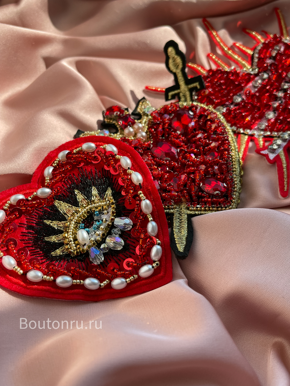 Нашивка в виде сердца со стразами, бисером и пайетками