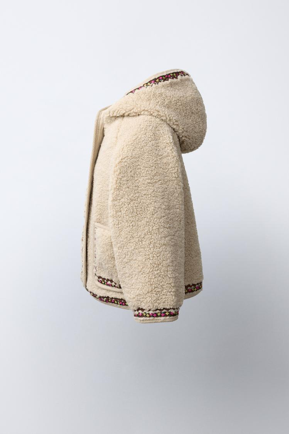 ZARA КУРТКА ИЗ ИСКУССТВЕННОЙ ОВЧИНЫ С КАПЮШОНОМ И ВОЛНИСТОЙ ТЕСЬМОЙ, СВЕТЛО-БЕЖЕВЫЙ