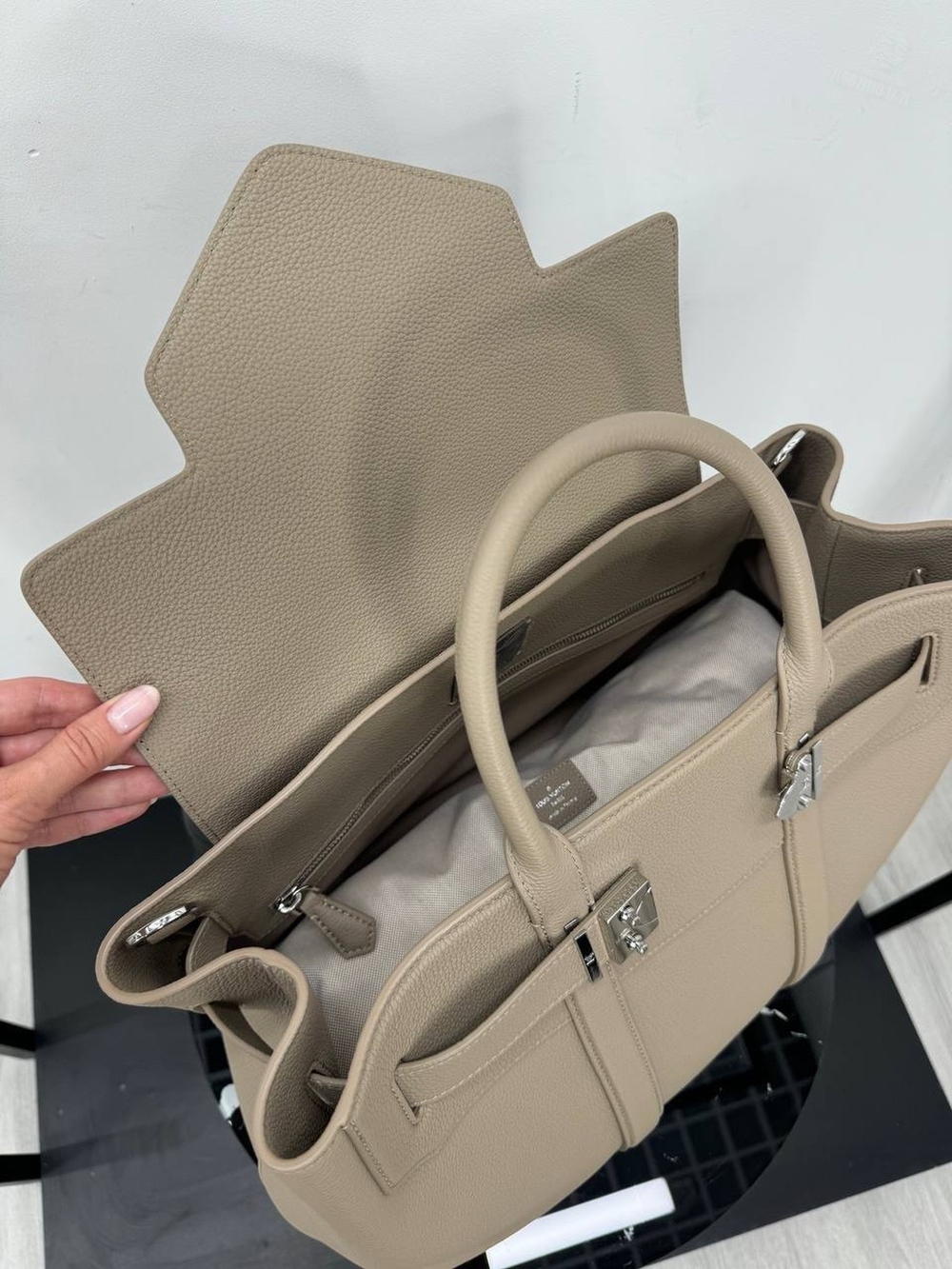 Деловая сумка Louis Vuitton Georges Tote MM