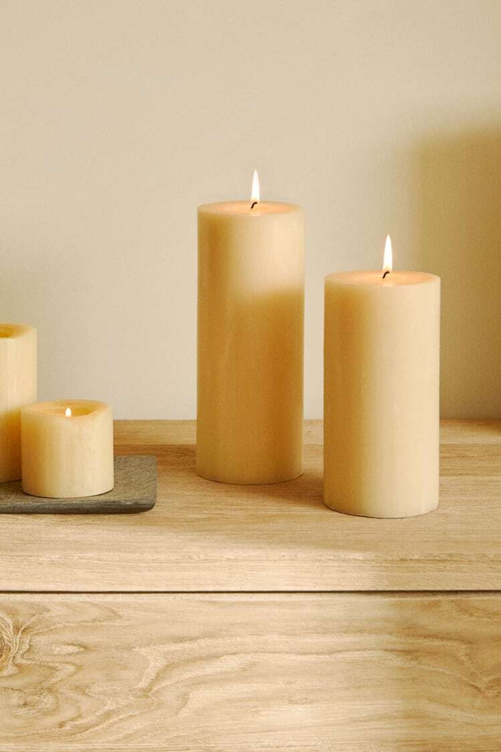 ZARA HOME ДЛИННАЯ ЦИЛИНДРИЧЕСКАЯ СВЕЧА, СЛИВОЧНОЕ МАСЛО