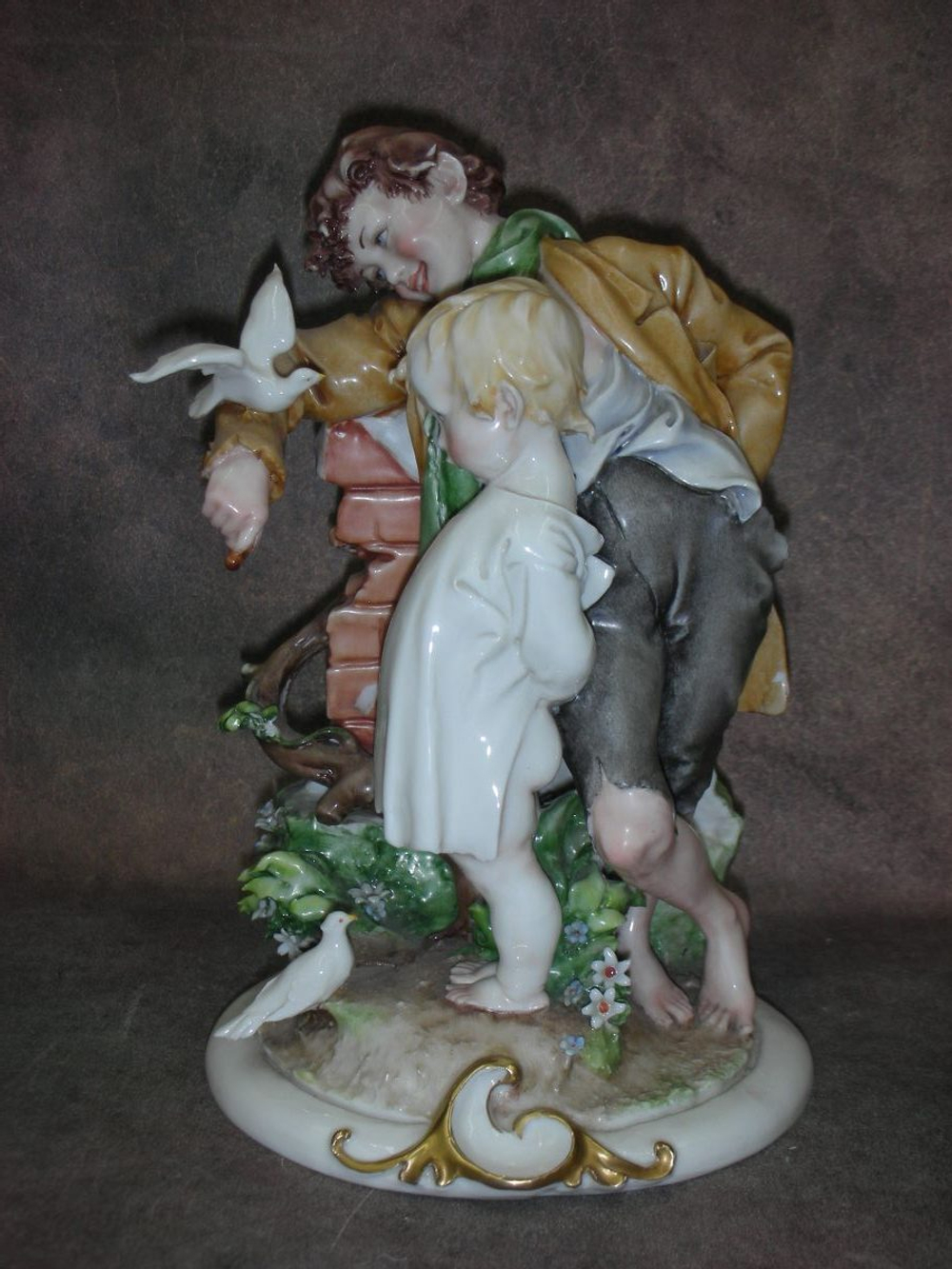 Статуэтка. Фарфор. Дети и птицы. Capodimonte. Италия