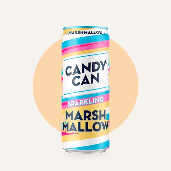 Газированный напиток Candy Can Marshmallow Маршмеллоу — на фирменном фоне OH MY GEEK