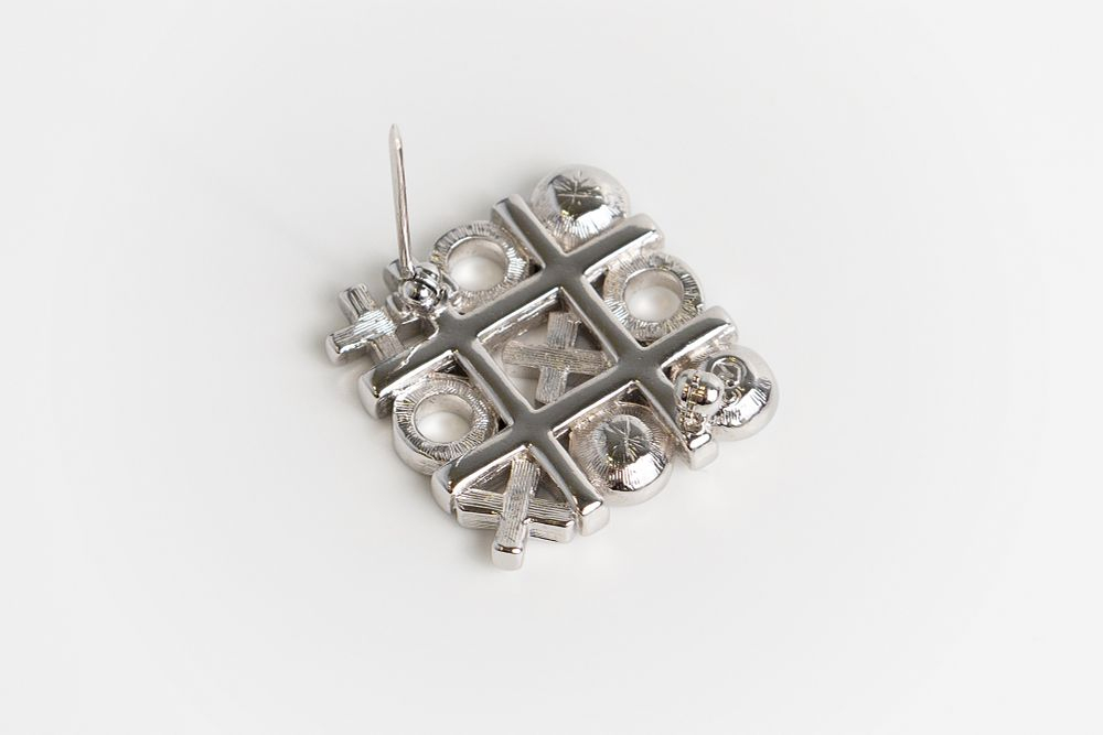 Дизайнерская брошь Swarovski в виде игры в крестики-нолики
